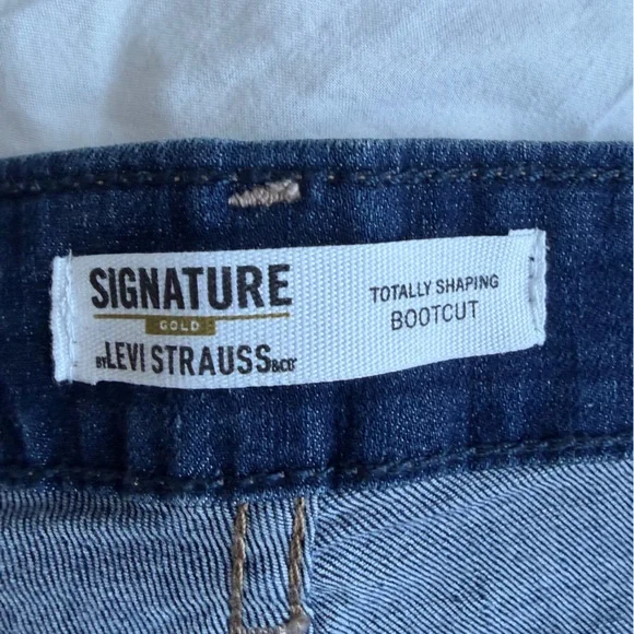 Signature Levi’s Bootcut - Picture 3 of 3